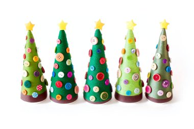 El yapımı bir alternatif Noel ağacı. Beyaz arka plan