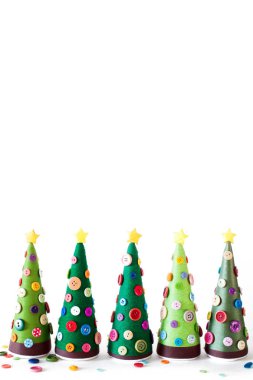 El yapımı bir alternatif Noel ağacı. Beyaz arka plan