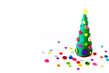 El yapımı bir alternatif Noel ağacı. Beyaz arka plan