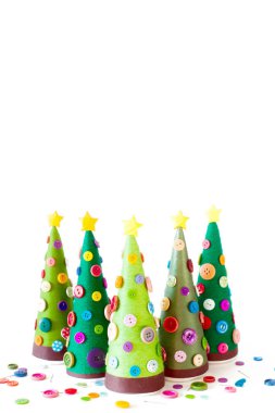 El yapımı bir alternatif Noel ağacı. Beyaz arka plan