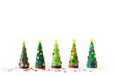 El yapımı bir alternatif Noel ağacı. Beyaz arka plan