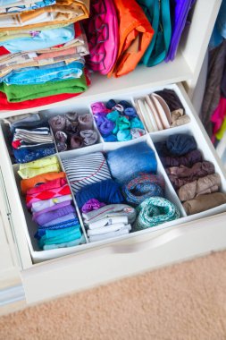 Çekmeceli aksesuarları ile düzgünce katlanmış giyim