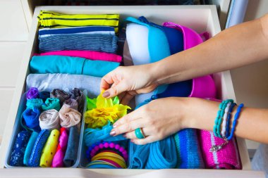 Çekmeceli aksesuarları ile düzgünce katlanmış giyim