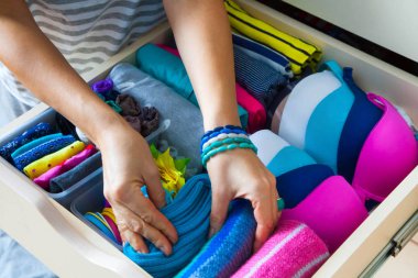 Çekmeceli aksesuarları ile düzgünce katlanmış giyim