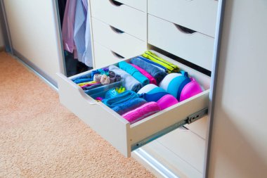 Çekmeceli aksesuarları ile düzgünce katlanmış giyim