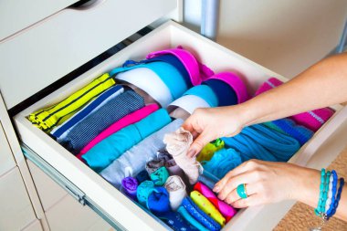 Çekmeceli aksesuarları ile düzgünce katlanmış giyim