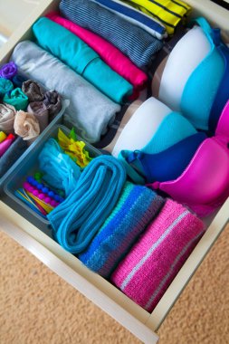 Çekmeceli aksesuarları ile düzgünce katlanmış giyim