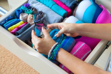 Çekmeceli aksesuarları ile düzgünce katlanmış giyim