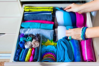 Çekmeceli aksesuarları ile düzgünce katlanmış giyim