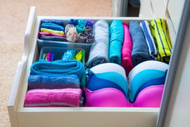 Çekmeceli aksesuarları ile düzgünce katlanmış giyim