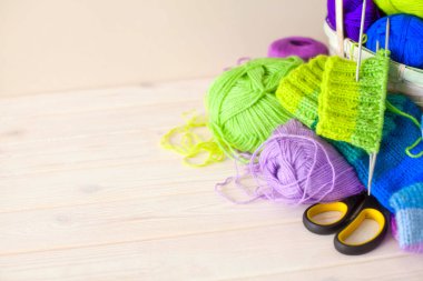 Renkli iplik clews sepetle closeup. Örme çorap.