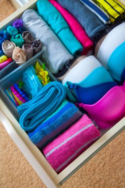 Çekmeceli aksesuarları ile düzgünce katlanmış giyim