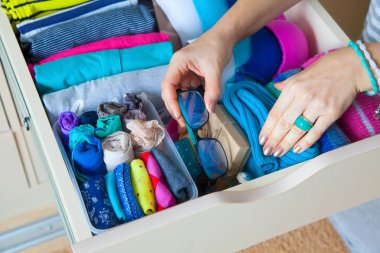 Çekmeceli aksesuarları ile düzgünce katlanmış giyim