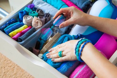 Çekmeceli aksesuarları ile düzgünce katlanmış giyim