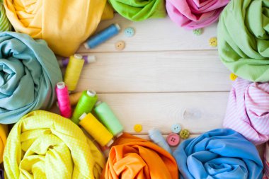 Dikiş aksesuarları beyaz bir arka plan üzerinde yalan. Ölçüm bandı, iplik, kumaş ve Dikiş iğneler. Renk kumaş.