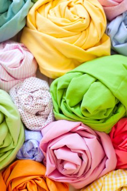 Dikiş aksesuarları beyaz bir arka plan üzerinde yalan. Ölçüm bandı, iplik, kumaş ve Dikiş iğneler. Renk kumaş.