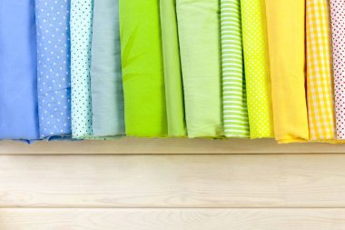 Pamuk Kumaş renkli. Arka plan beyaz ahşap.