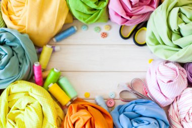 Dikiş aksesuarları beyaz bir arka plan üzerinde yalan. Ölçüm bandı, iplik, kumaş ve Dikiş iğneler. Renk kumaş.