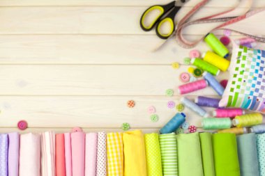 Pamuk Kumaş renkli. Arka plan beyaz ahşap.