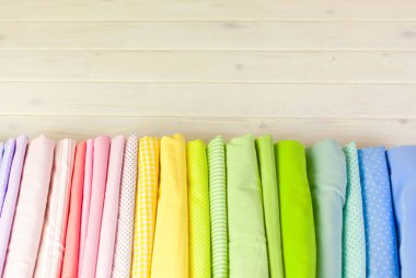 Dikiş aksesuarları beyaz bir arka plan üzerinde yalan. Ölçüm bandı, iplik, kumaş, İğne mili ve iğneler dikiş için.