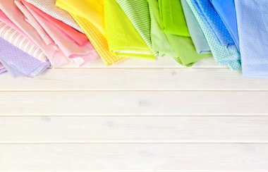 Dikiş aksesuarları beyaz bir arka plan üzerinde yalan. Ölçüm bandı, iplik, kumaş, İğne mili ve iğneler dikiş için.