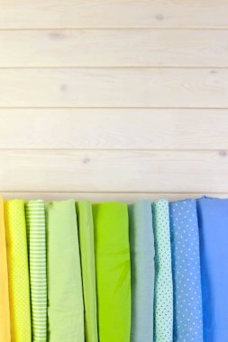 Pamuk Kumaş renkli. Arka plan beyaz ahşap.