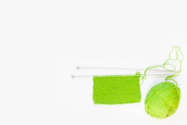 Örme örme yeşil. Yeşil örgü iplik. Beyaz arka plan. 