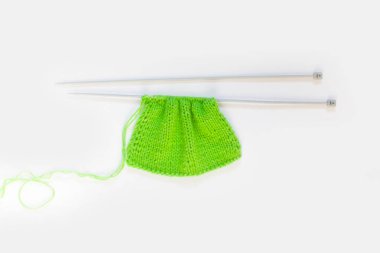 Örgü yeşil. Yeşil örgü iplik. Beyaz arka plan. 