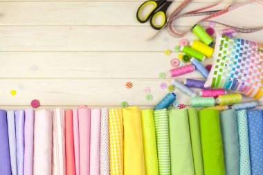 Pamuk Kumaş renkli. Arka plan beyaz ahşap.