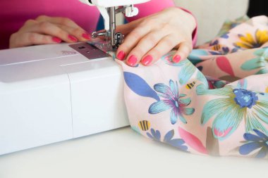 Dikiş makinesi kadına diker. Dolap craftswomen ve seamstresses. Dokular ile atölye çalışması.