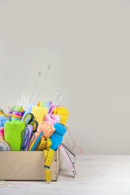 sepet ve aksesuarlar, ahşap masa üzerinde iğne işi