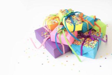 Renkli hediye kutuları renkli şeritler. Beyaz arka plan. Noel veya doğum günü için hediyeler.