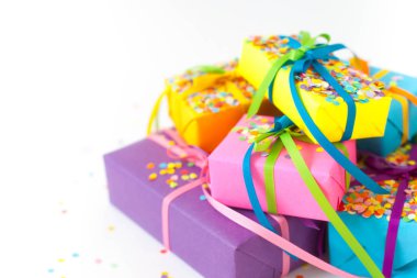 Renkli hediye kutuları renkli şeritler. Beyaz arka plan. Noel veya doğum günü için hediyeler.