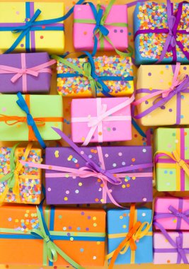 Renkli hediye kutuları renkli şeritler. Sarı arka plan. Noel veya doğum günü için hediyeler.