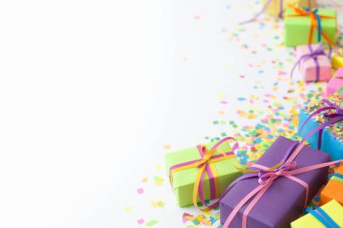 Renkli hediye kutuları renkli şeritler. Beyaz arka plan. Noel veya doğum günü için hediyeler.