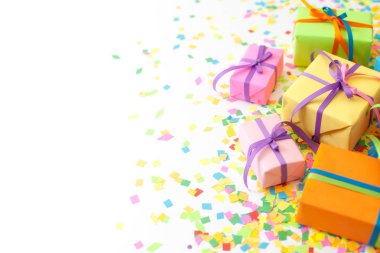 Renkli hediye kutuları renkli şeritler. Beyaz arka plan. Noel veya doğum günü için hediyeler.