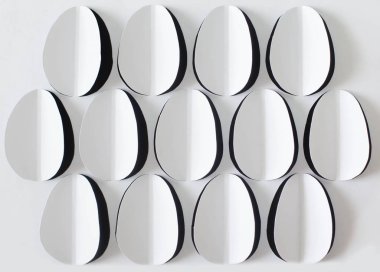 Paskalya yumurtaları ile kağıt kartı. Beyaz backgraund.