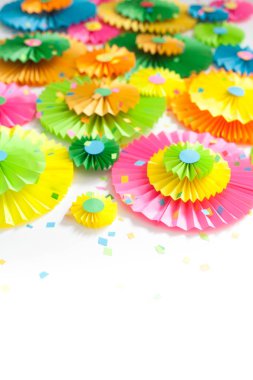 Renkli parlak kağıt rozet. Bir parti için dekorasyon.