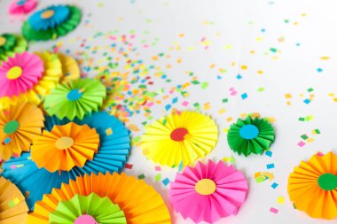 Renkli parlak kağıt rozet. Bir parti için dekorasyon.