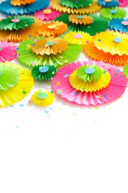 Renkli parlak kağıt rozet. Bir parti için dekorasyon.