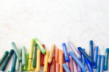 Renk sanat pastel çizim. Beyaz arka plan. Yukarıdan görüntülemek.
