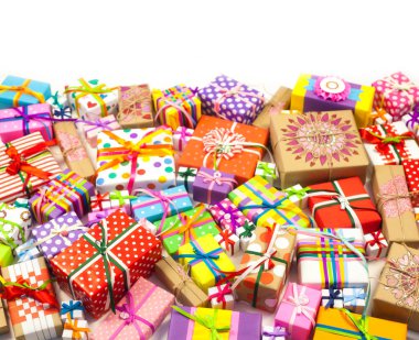 Renkli hediye kutuları renkli şeritler. Sarı arka plan. Noel veya doğum günü için hediyeler.