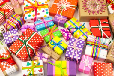 Renkli hediye kutuları renkli şeritler. Sarı arka plan. Noel veya doğum günü için hediyeler.