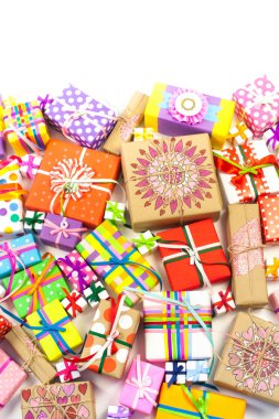 Renkli hediye kutuları renkli şeritler. Sarı arka plan. Noel veya doğum günü için hediyeler.