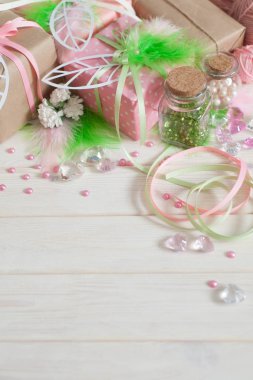 Pembe hediye kutuları. Tüyler, rhinestones, çiçek ve scrapbooking.