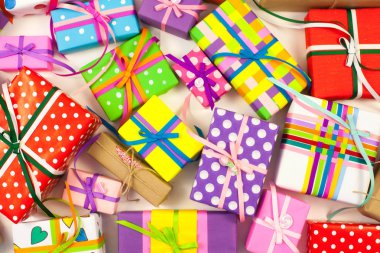 Renkli hediye kutuları renkli şeritler. Sarı arka plan. Noel veya doğum günü için hediyeler.