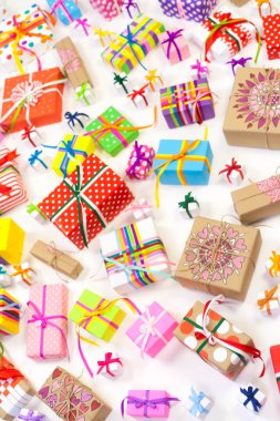 Renkli hediye kutuları renkli şeritler. Sarı arka plan. Noel veya doğum günü için hediyeler.