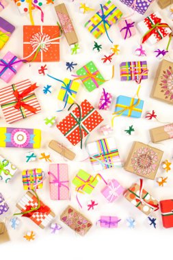 Renkli hediye kutuları renkli şeritler. Sarı arka plan. Noel veya doğum günü için hediyeler.