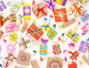 Renkli hediye kutuları renkli şeritler. Sarı arka plan. Noel veya doğum günü için hediyeler.