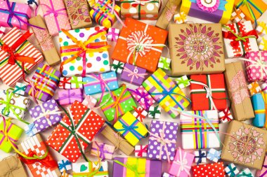 Renkli hediye kutuları renkli şeritler. Sarı arka plan. Noel veya doğum günü için hediyeler.